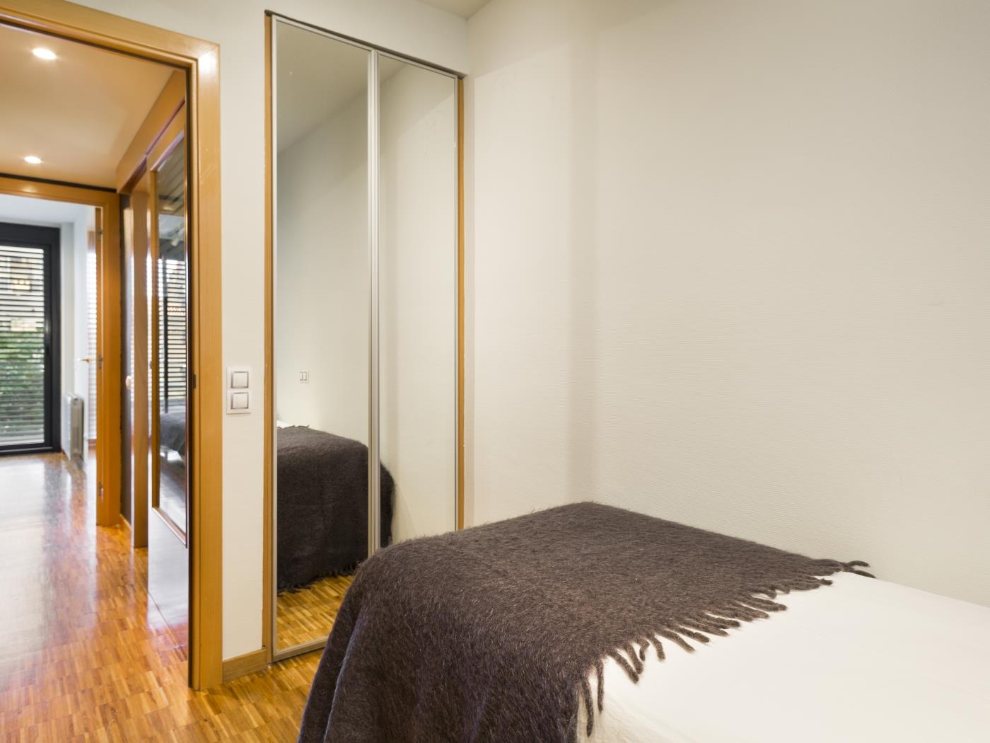 Corporate Executive Apartment near the City Center with balcony for 6 - My Space Barcelona Apartments