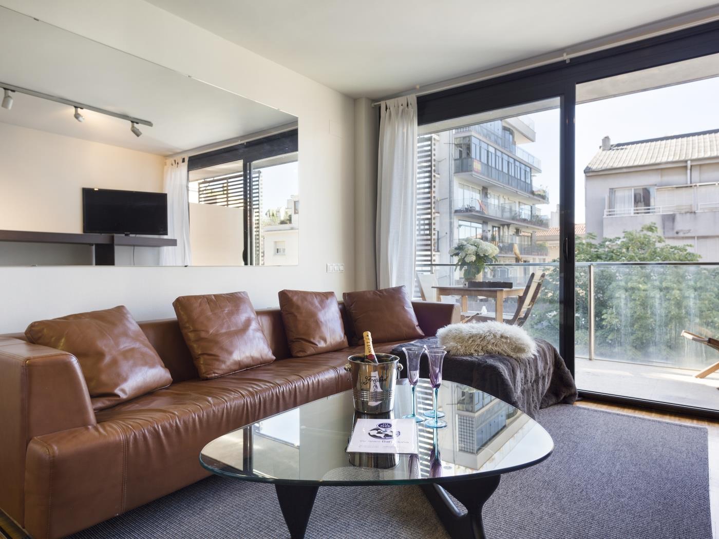 Corporate Executive Apartment near the City Center with balcony for 6 - My Space Barcelona Apartments