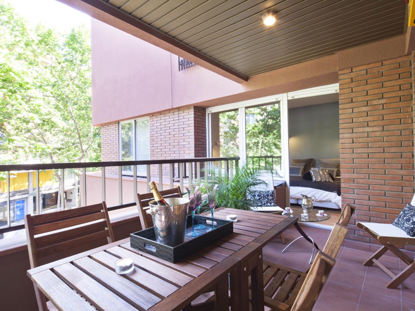 Spacious classic executive Bonanova Apartment with terrace for 8 - My Space Barcelona Apartments