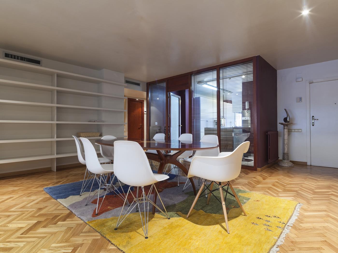 Spacious classic executive Bonanova Apartment with terrace for 8 - My Space Barcelona Apartments