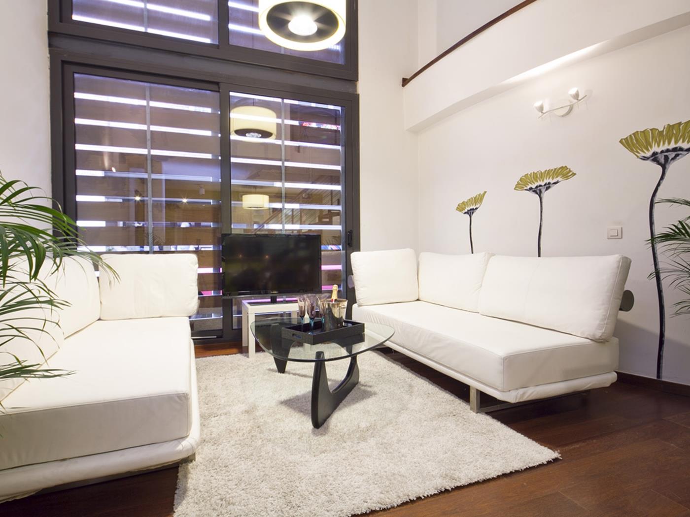 Duplex with Swimming Pool in the City Center for 8 - My Space Barcelona Apartments