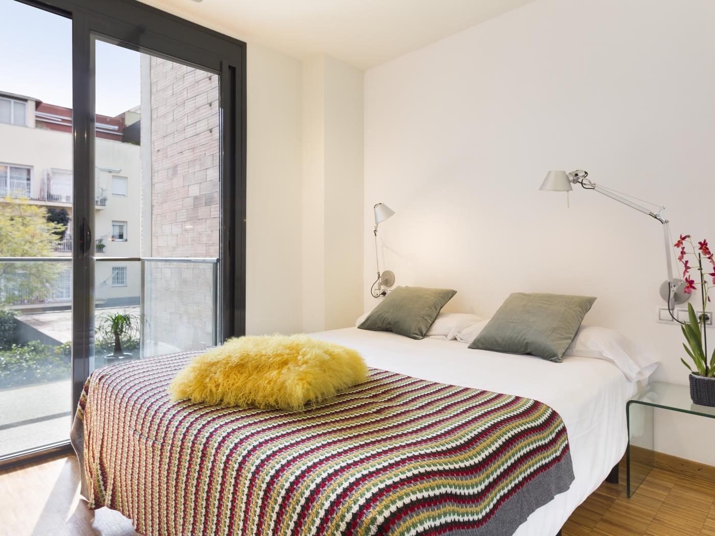 Sant Gervasi Apartment with balcony in the City Center for 6 - My Space barcelona Apartments