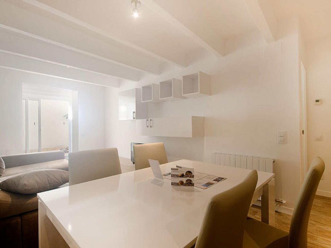 Bright apartment with private terrace in Sant Gervasi for 5 - My Space Barcelona Apartments