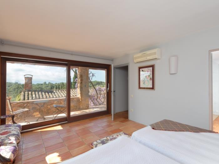 Spectacular and exclusive villa en Girona with garden and swimming pool for 16 - My Space Vall.llobrega - Girona Apartments