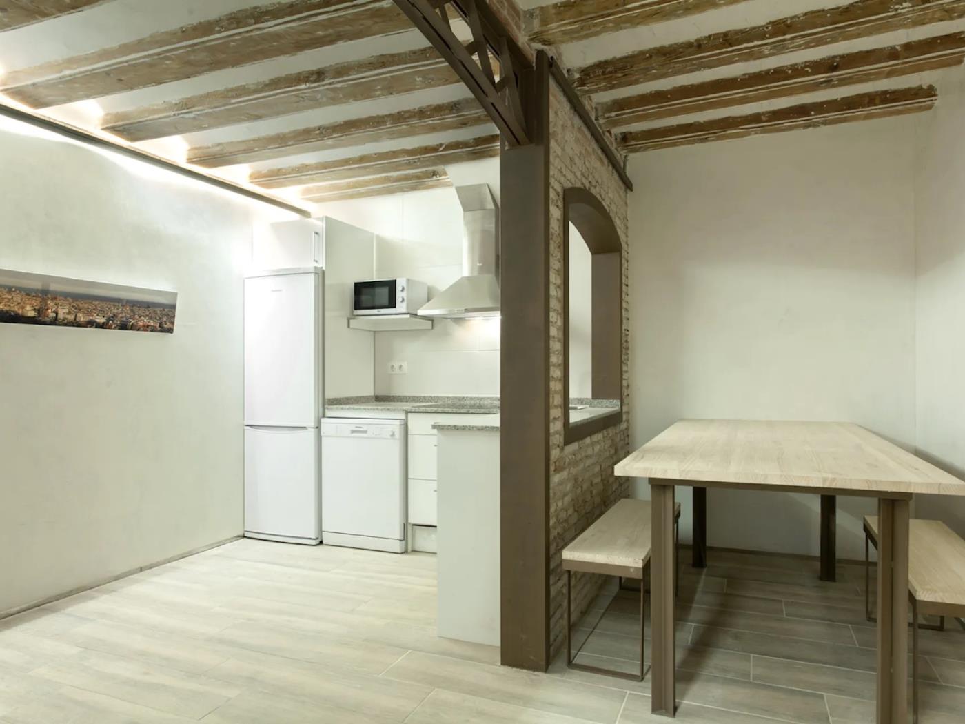 Spacious and bright room with with private bathroom - My Space Barcelona Apartments