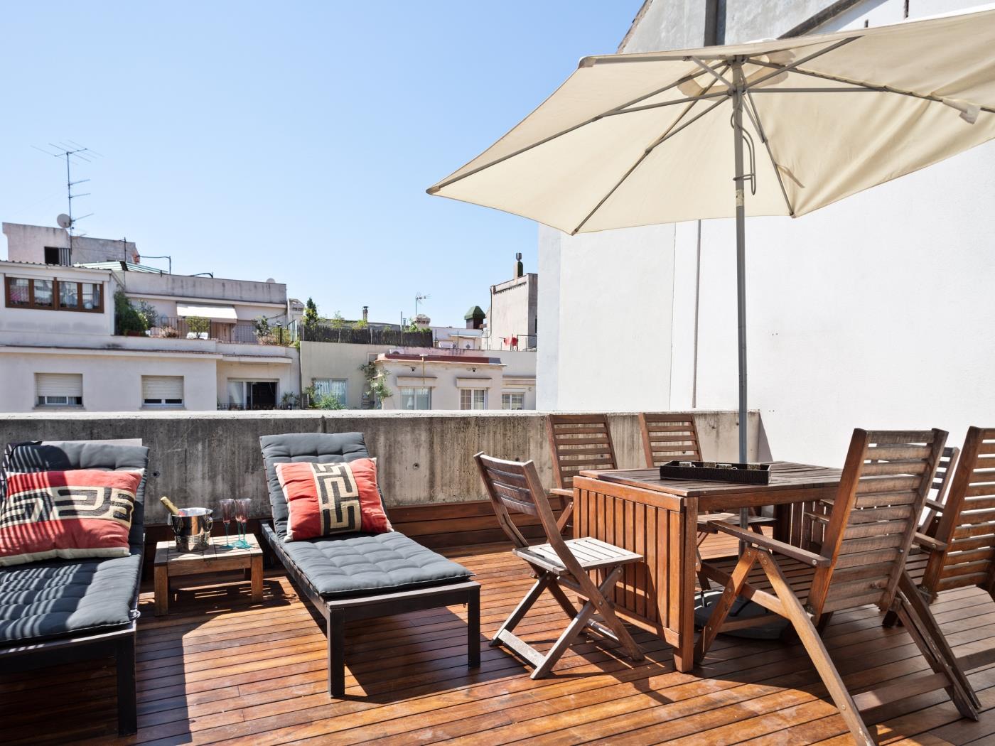 Group of 2 duplexes for up to 16 persons with with terrace & pool in the centre - My Space Barcelona Apartments