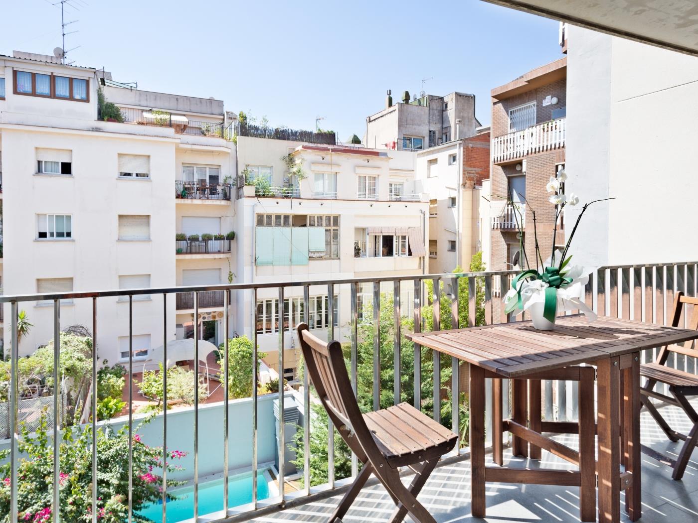 Group of 2 duplexes for up to 16 persons with with terrace & pool in the centre - My Space Barcelona Apartments