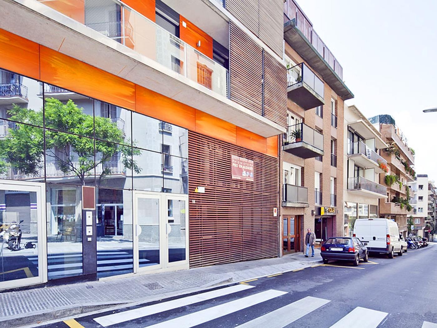 6 apartments in Barcelona city centre for up to 36 pax with small terrace each - My Space Barcelona Apartments