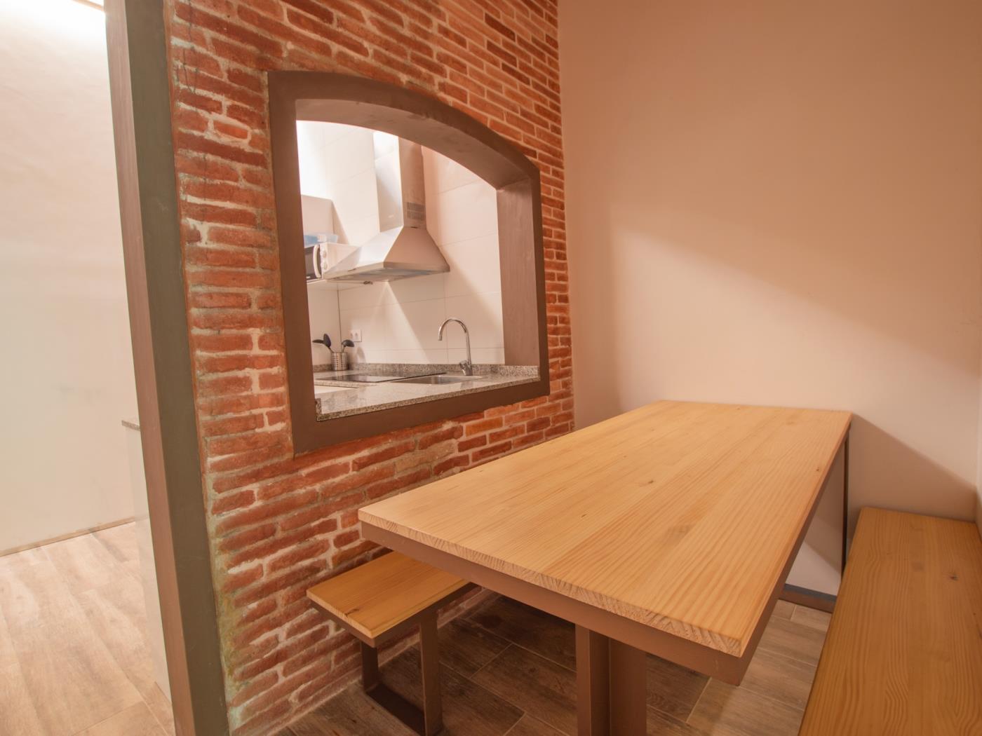 Bright and spacious single room with window access to the inner courtyard - My Space Barcelona Apartments