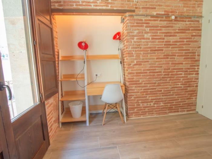 Bright and spacious single room with window access to the inner courtyard - My Space Barcelona Apartments