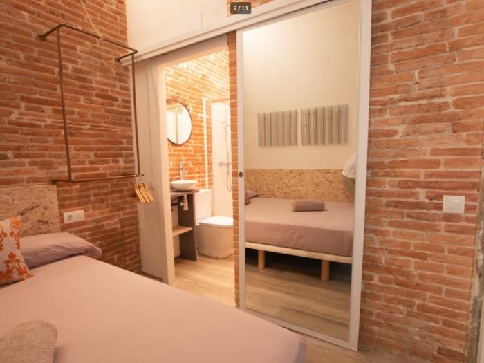 Spacious and bright room with with private bathroom - My Space Barcelona Apartments