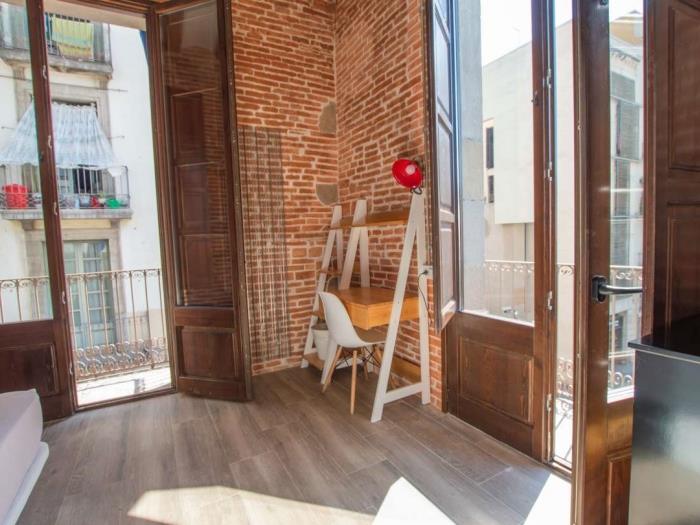 Spacious and bright room with private balcony in 5-room flat - My Space Barcelona Apartments