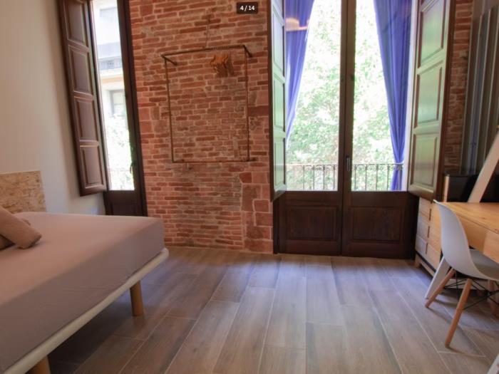 Bright and spacious single room with private balcony - My Space Barcelona Apartments