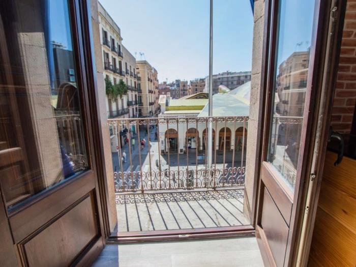 Spacious and bright room with private balcony in 5-room flat - My Space Barcelona Apartments