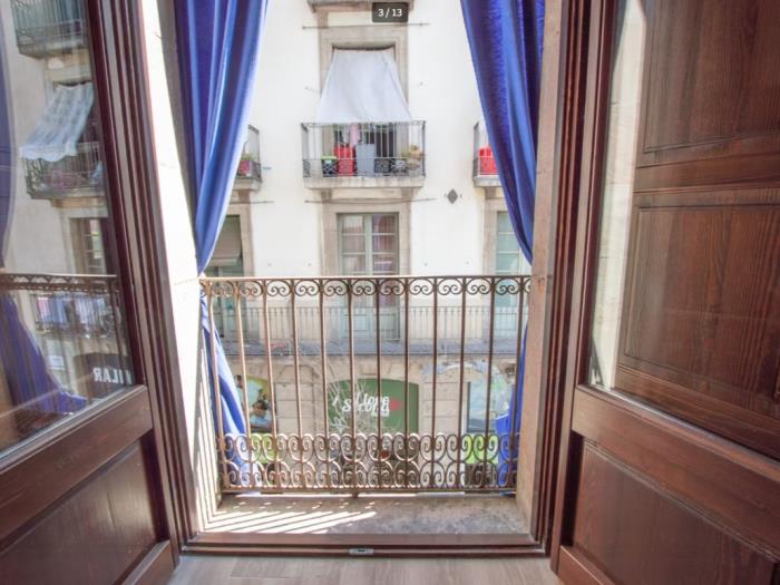 Bright and spacious single room with access to the balcony - My Space Barcelona Apartments