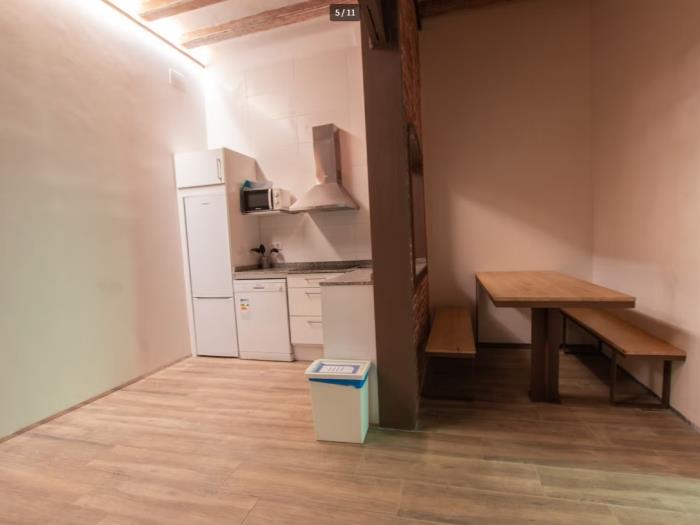 Spacious and bright room with window access to inner courtyard - My Space Barcelona Apartments
