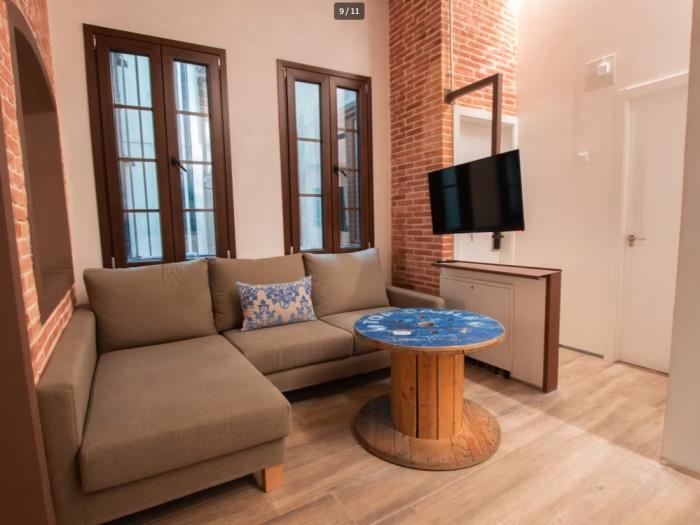 Spacious and bright room with window access to inner courtyard - My Space Barcelona Apartments