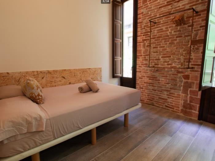 Bright and spacious single room with private balcony - My Space Barcelona Apartments
