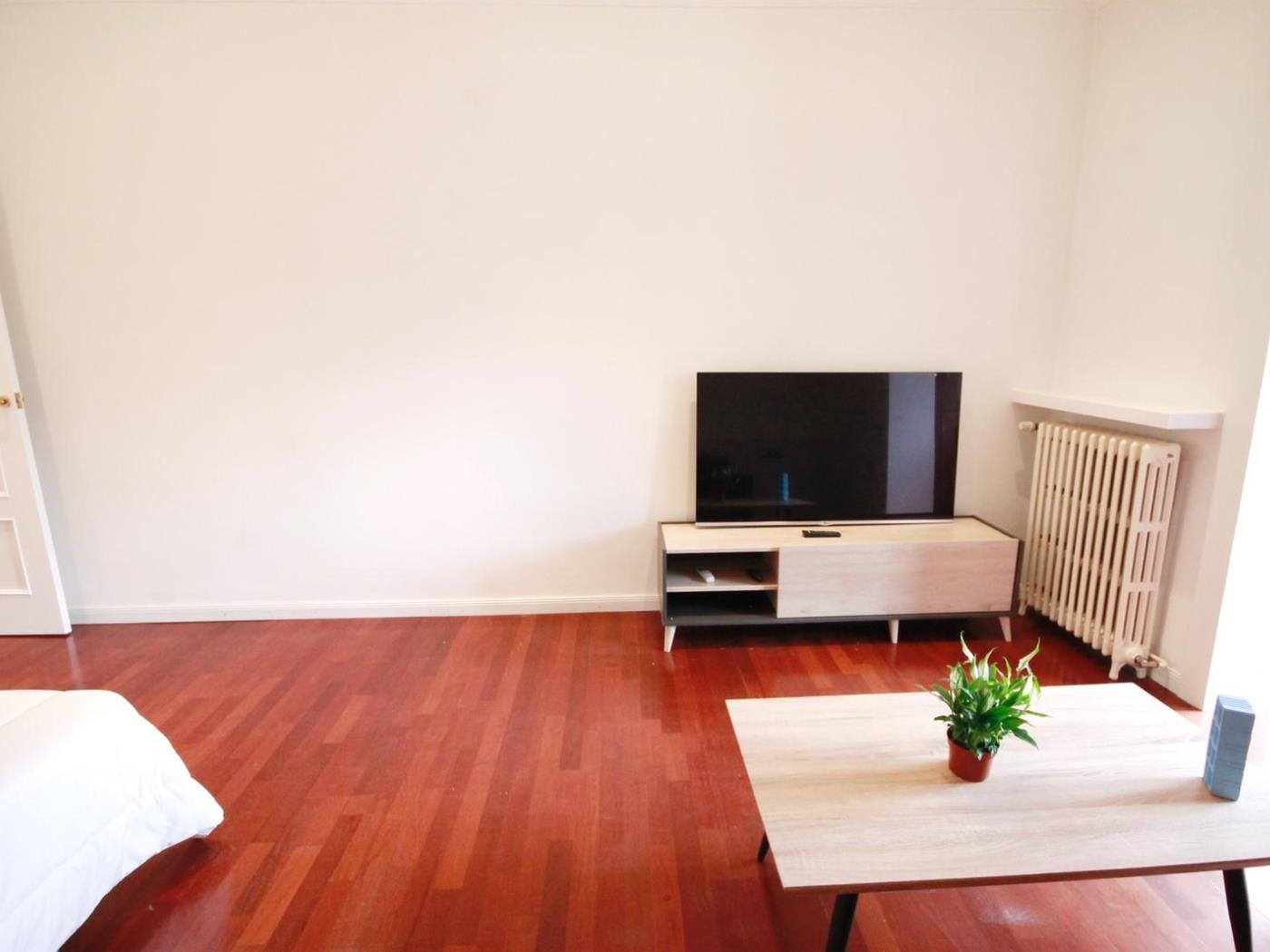 Large room with living room and private balcony in the center. - My Space Barcelona Apartments