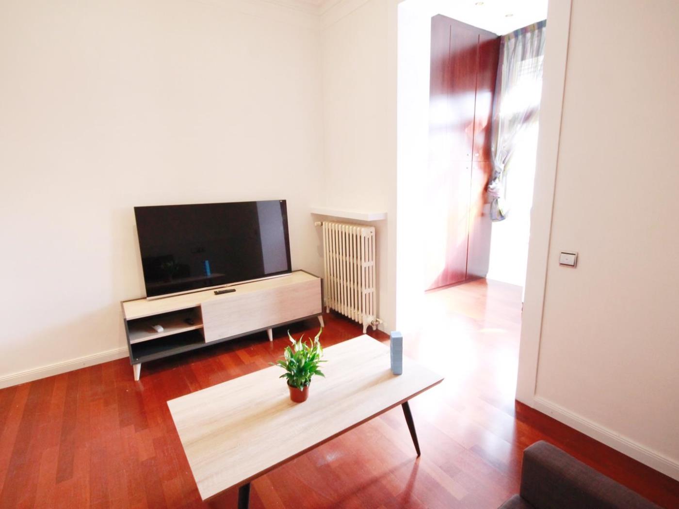 Large room with living room and private balcony in the center. - My Space Barcelona Apartments