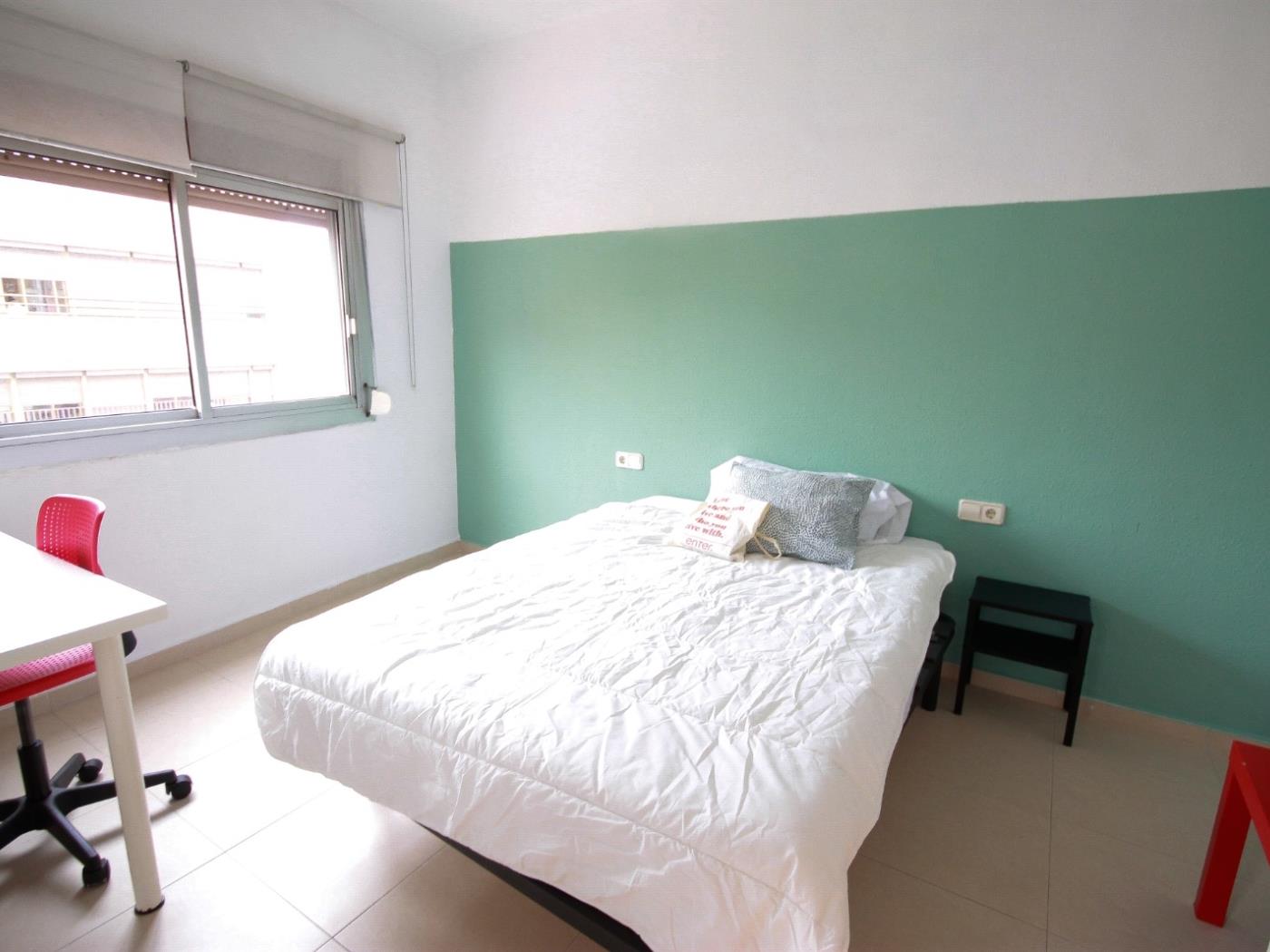Bright and renovated room very close to Badal subway station - My Space Barcelona Apartments