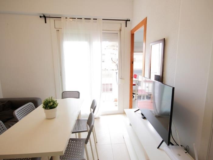 Bright and renovated room very close to Badal subway station - My Space Barcelona Apartments