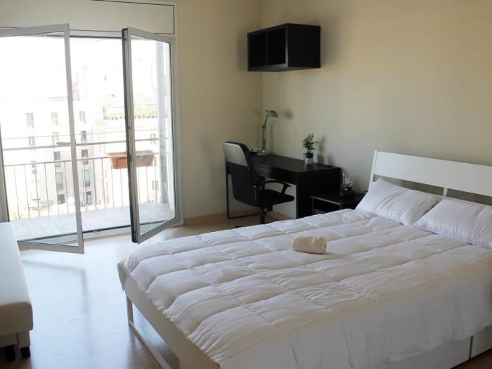 Spacious and centrally located room with private balcony - My Space Barcelona Apartments
