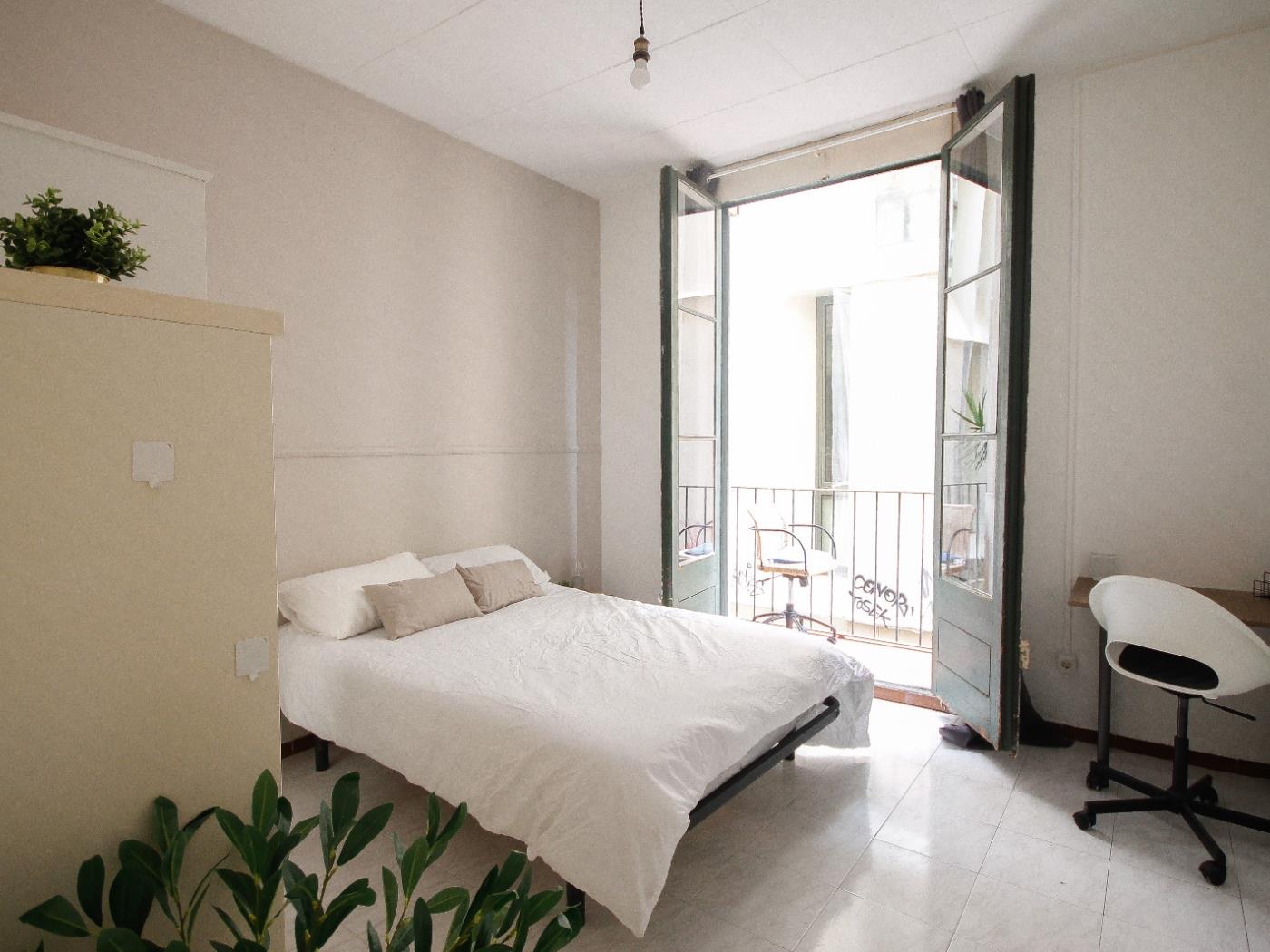 Spacious room near Drassanes metro station - My Space Barcelona Apartments