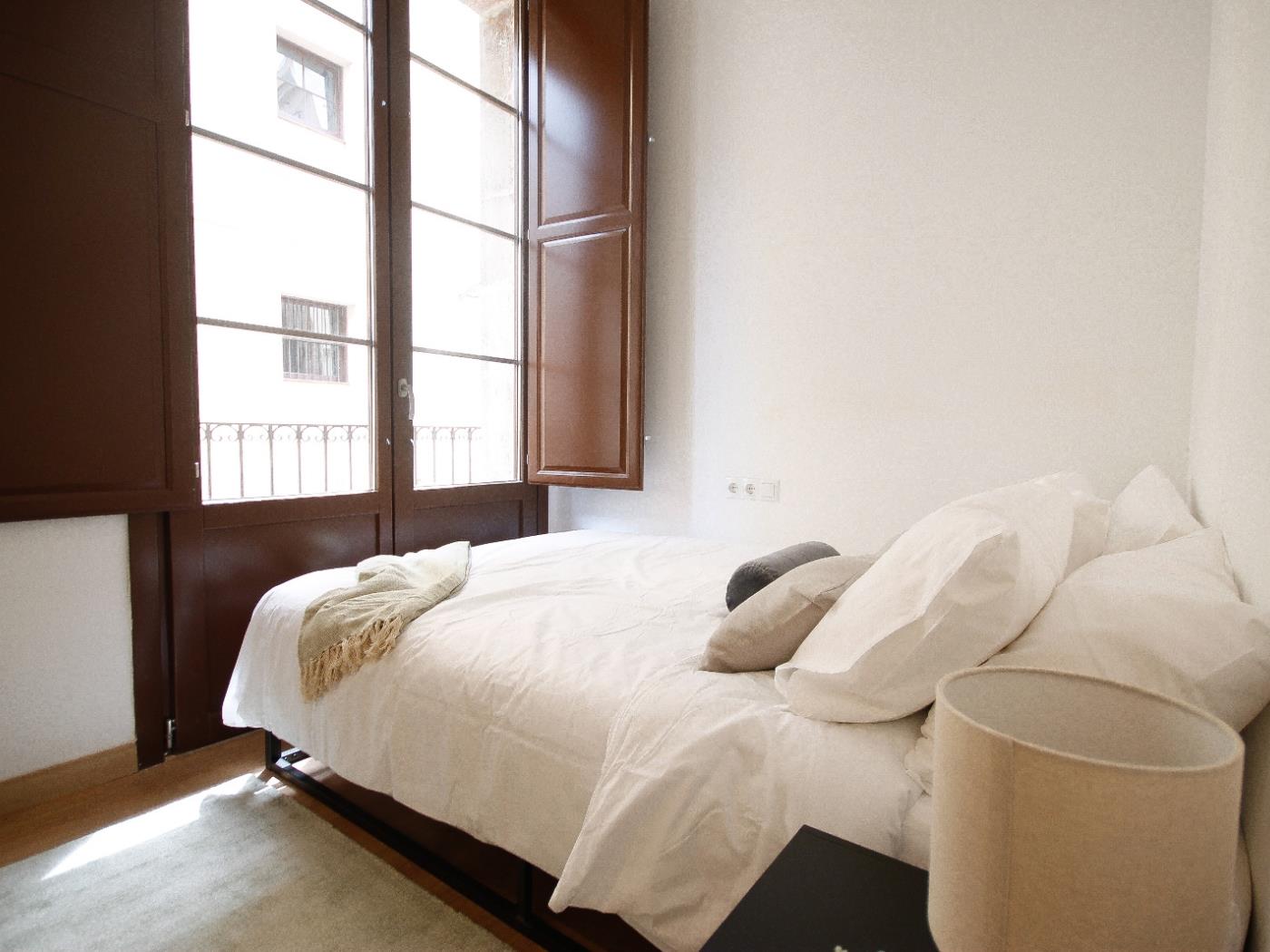 Room with private balcony, close to Paralel subway station - My Space Barcelona Apartments