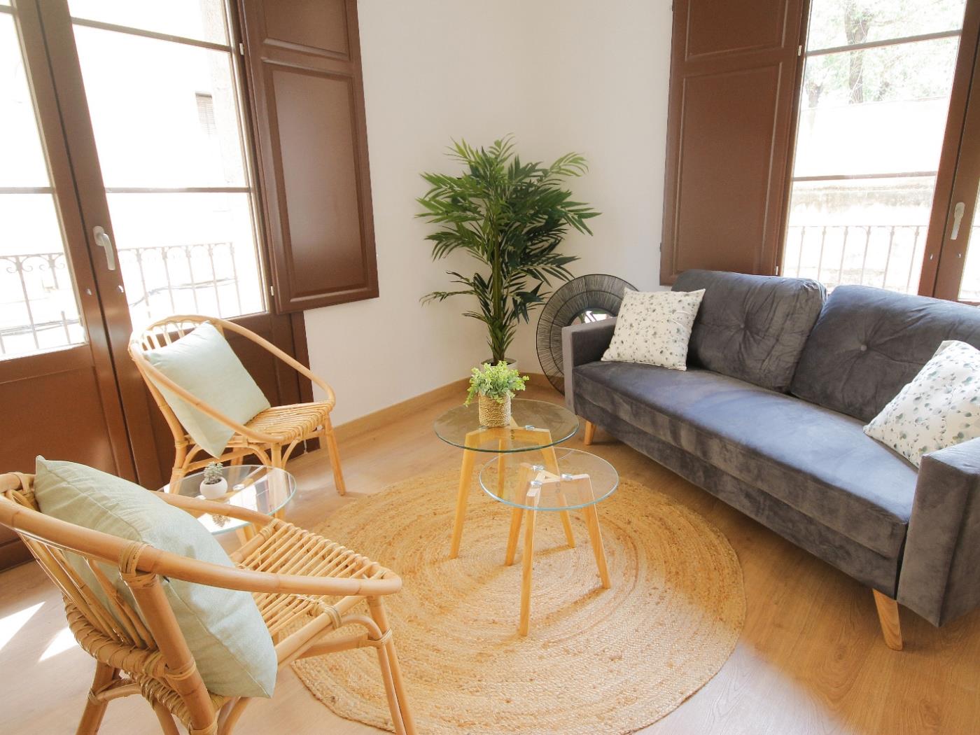 Room with private balcony, close to Paralel subway station - My Space Barcelona Apartments