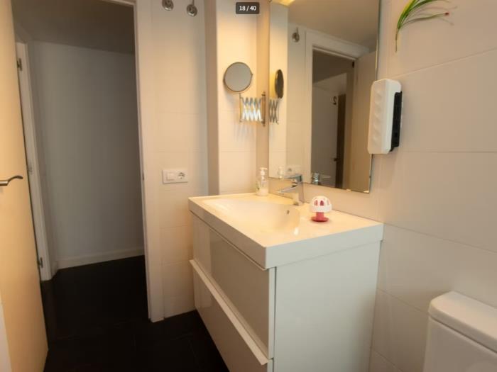 Spacious room in newly renovated apartment with private bathroom - My Space Barcelona Apartments