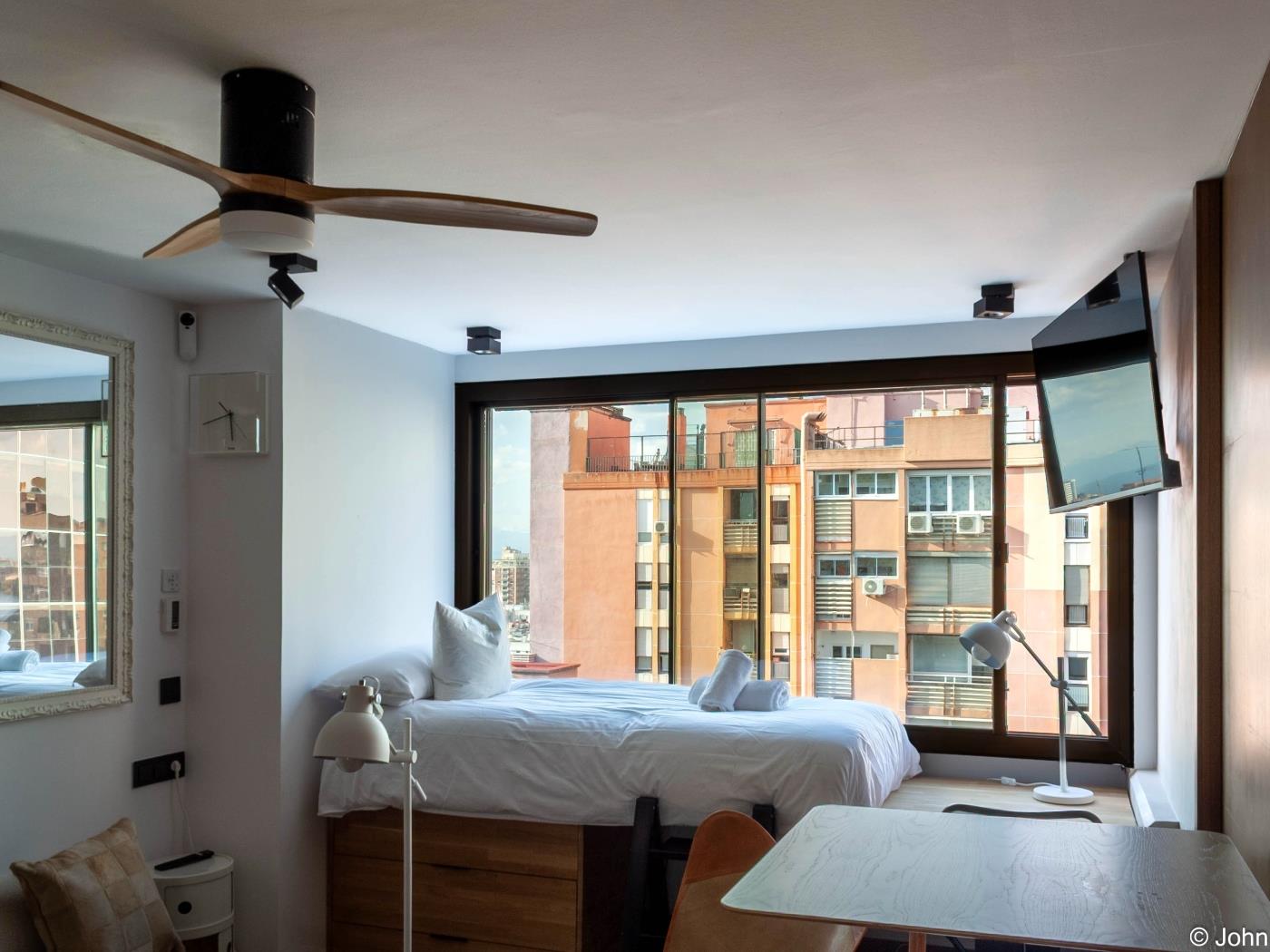 Modern Loft with Rooftop Pool & City Views - My Space Madrid Apartments