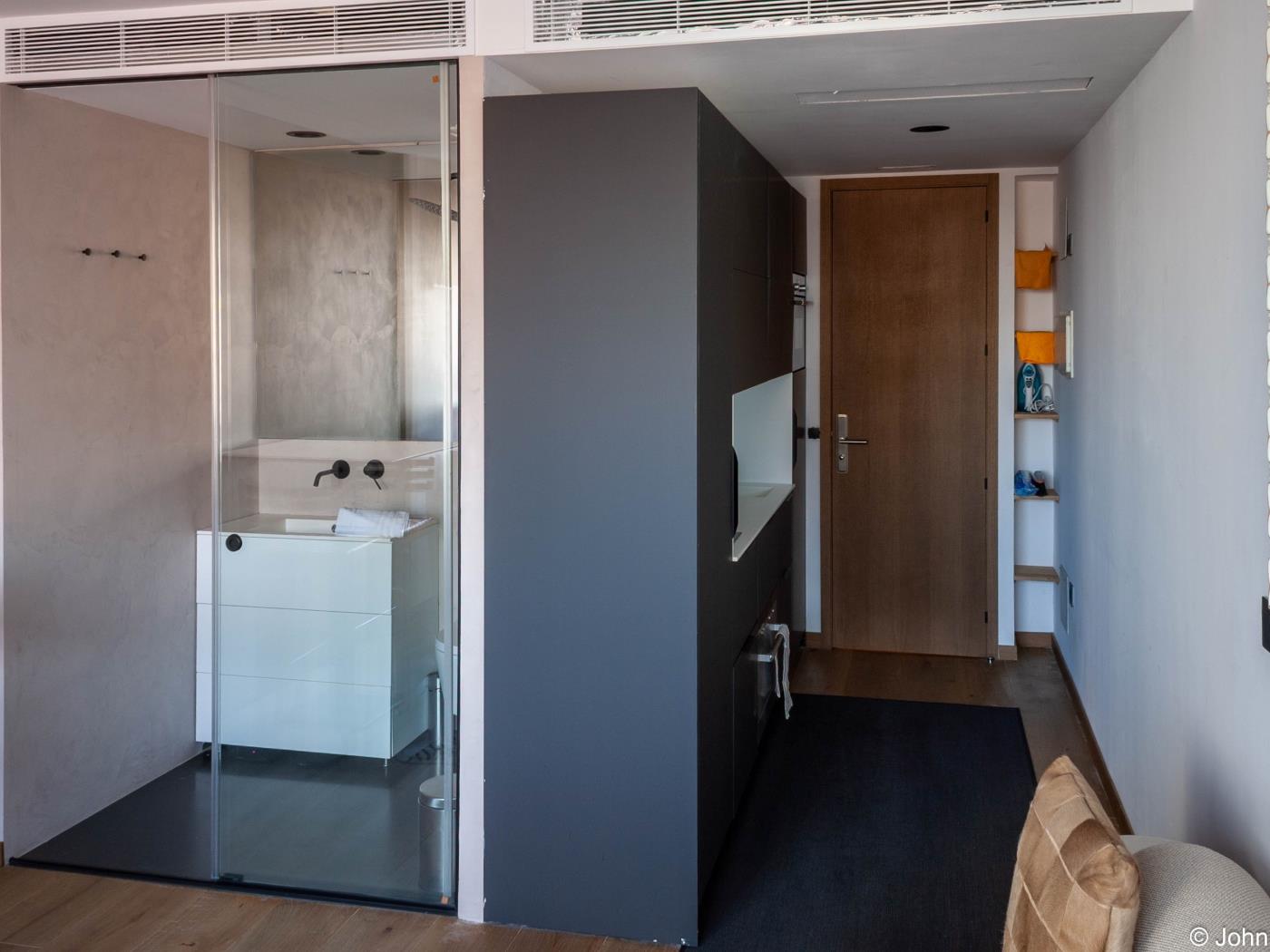 Modern Loft with Rooftop Pool & City Views - My Space Madrid Apartments