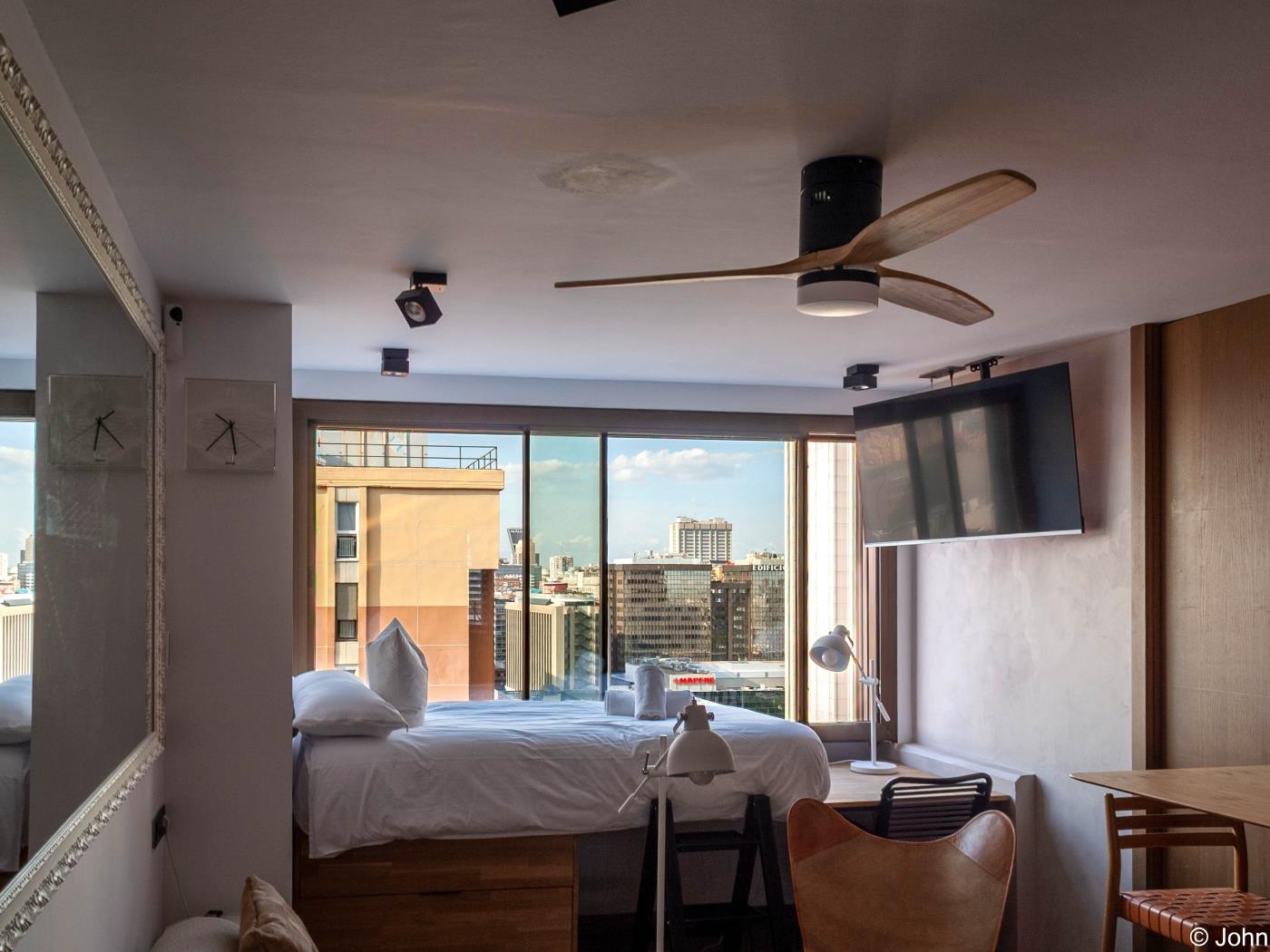 Modern Loft with Rooftop Pool & City Views - My Space Madrid Apartments