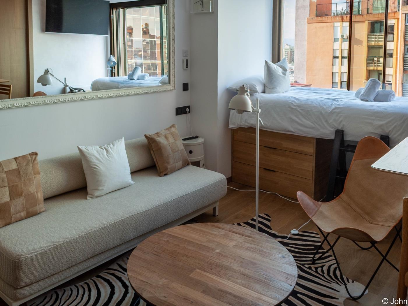 Modern Loft with Rooftop Pool & City Views - My Space Madrid Apartments
