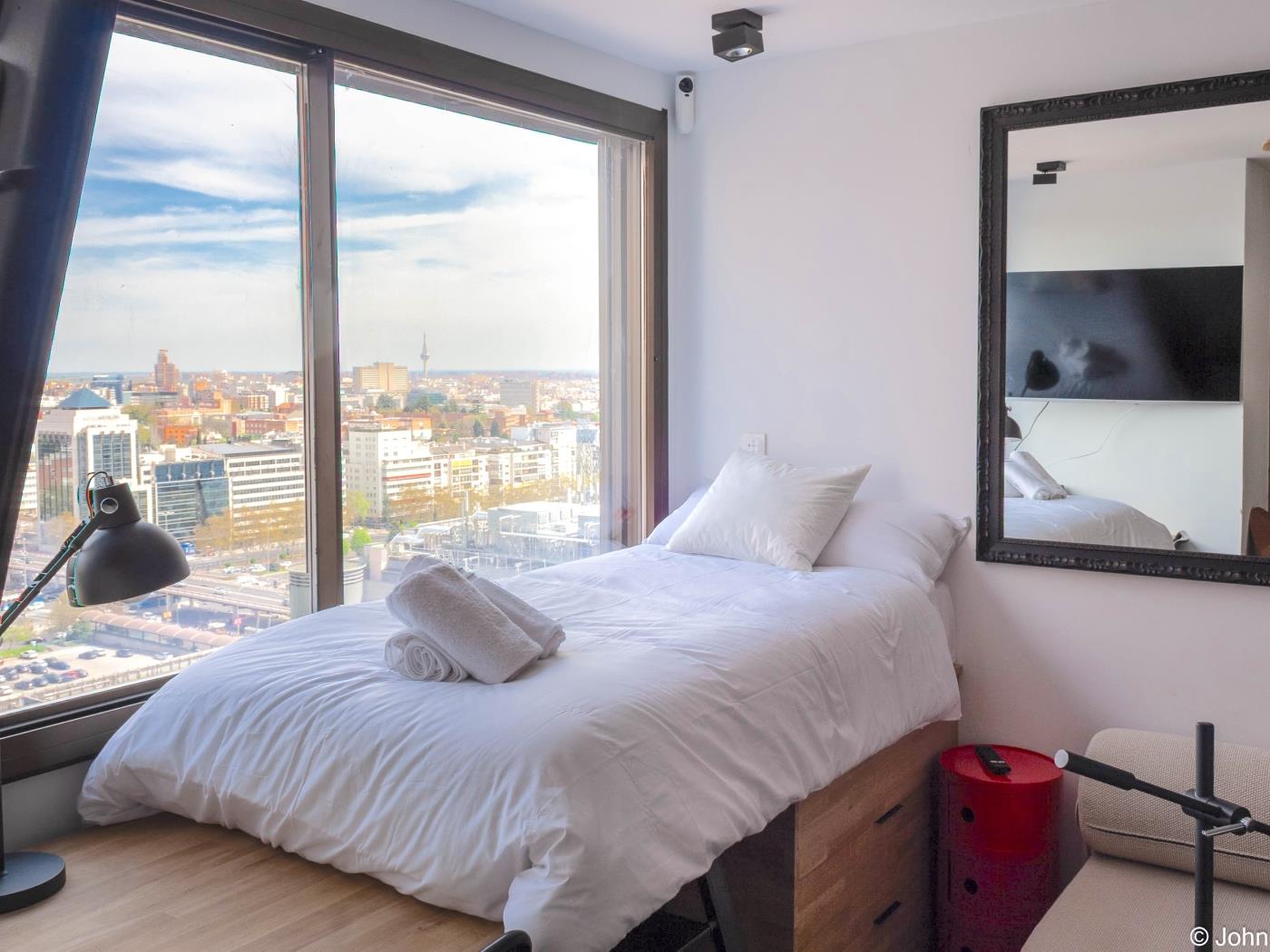 Modern Studio Loft with City Views, Rooftop Pool & Smart TV - My Space Madrid Apartments