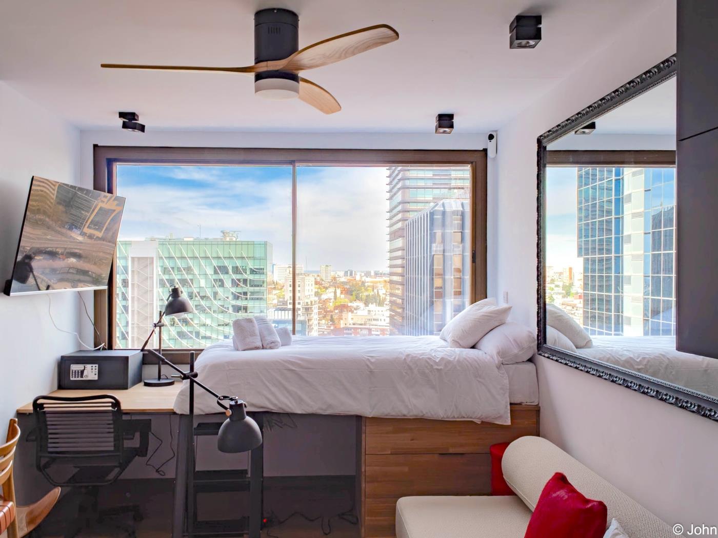 Modern Studio Loft with City Views, Rooftop Pool & Smart TV - My Space Madrid Apartments