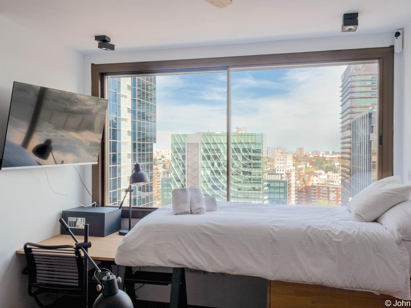 Modern Studio Loft with City Views, Rooftop Pool & Smart TV - My Space Madrid Apartments