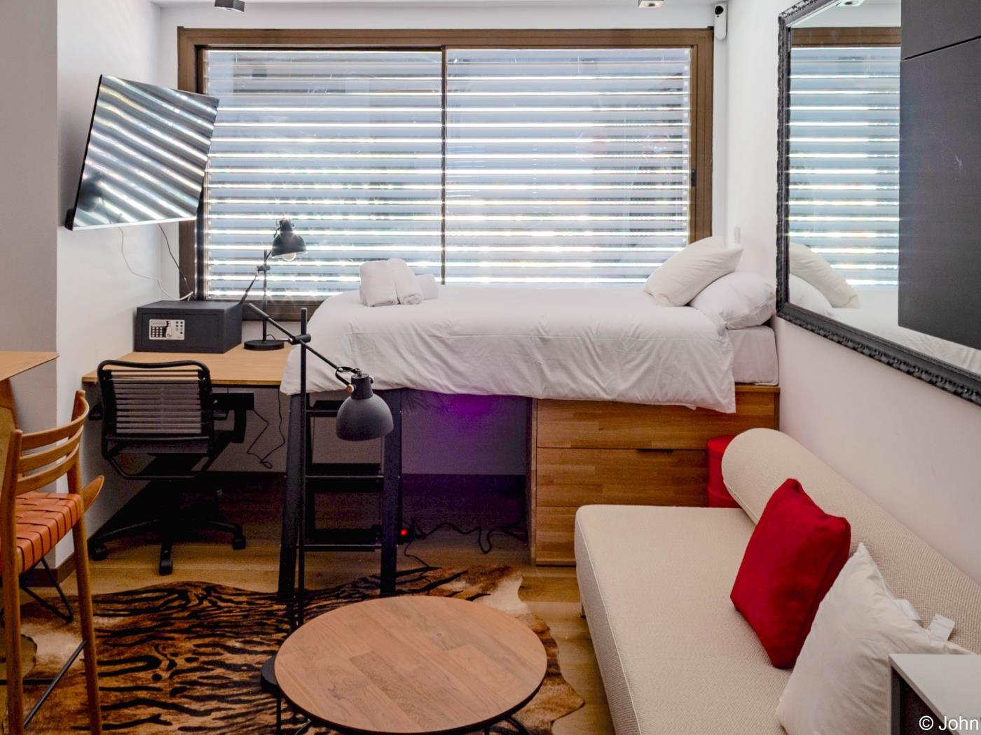 Modern Studio Loft with City Views, Rooftop Pool & Smart TV - My Space Madrid Apartments