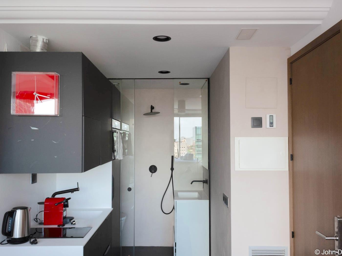 Modern Studio Loft with City Views, Rooftop Pool & Smart TV - My Space Madrid Apartments