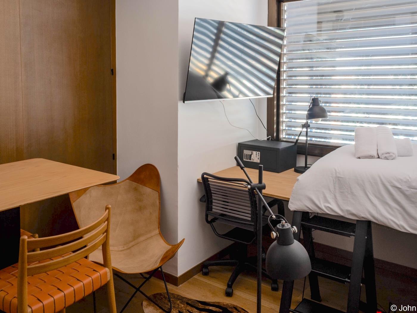 Modern Studio Loft with City Views, Rooftop Pool & Smart TV - My Space Madrid Apartments