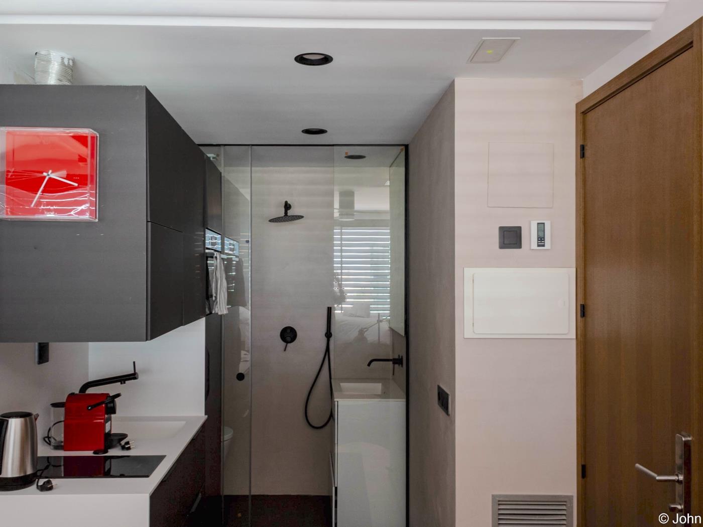 Modern Studio Loft with City Views, Rooftop Pool & Smart TV - My Space Madrid Apartments