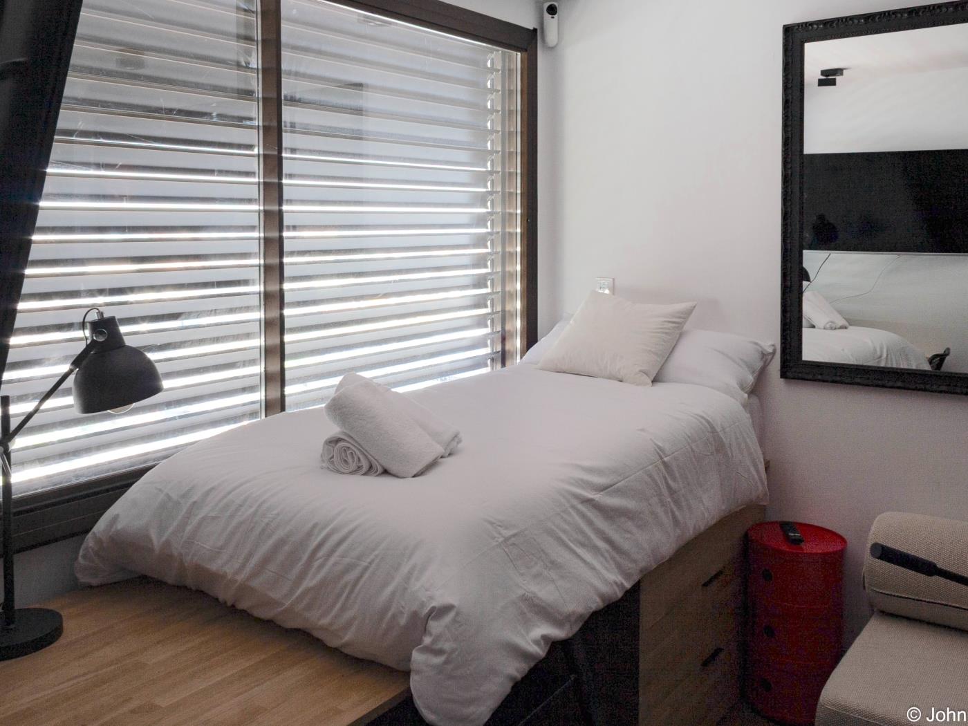Modern Studio Loft with City Views, Rooftop Pool & Smart TV - My Space Madrid Apartments