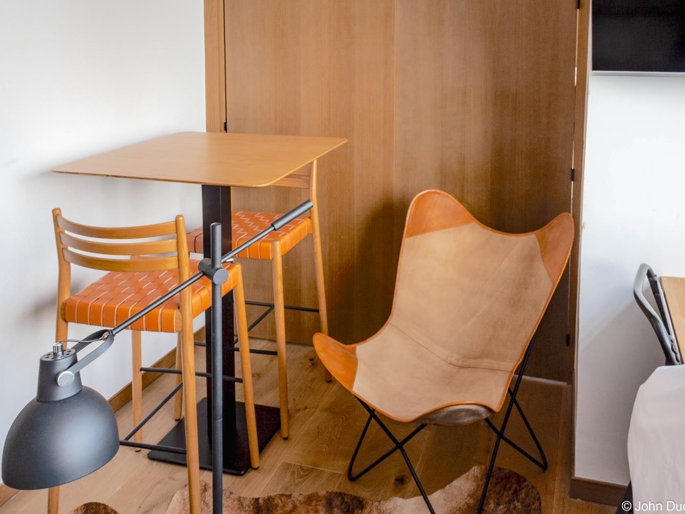 Modern Studio Loft with City Views, Rooftop Pool & Smart TV - My Space Madrid Apartments