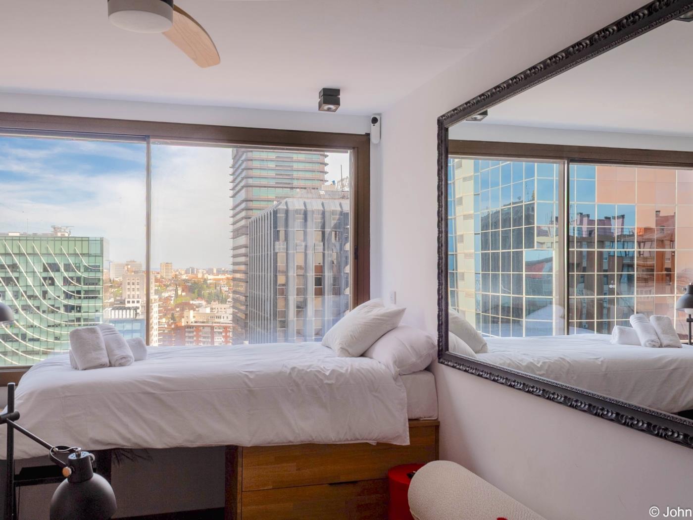 Modern Studio Loft with City Views, Rooftop Pool & Smart TV - My Space Madrid Apartments