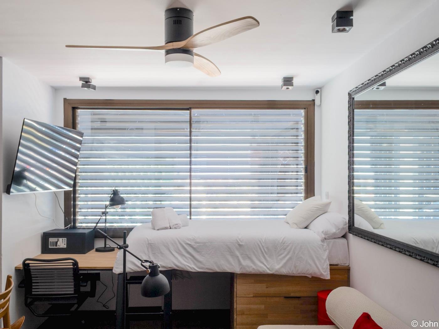 Modern Studio Loft with City Views, Rooftop Pool & Smart TV - My Space Madrid Apartments
