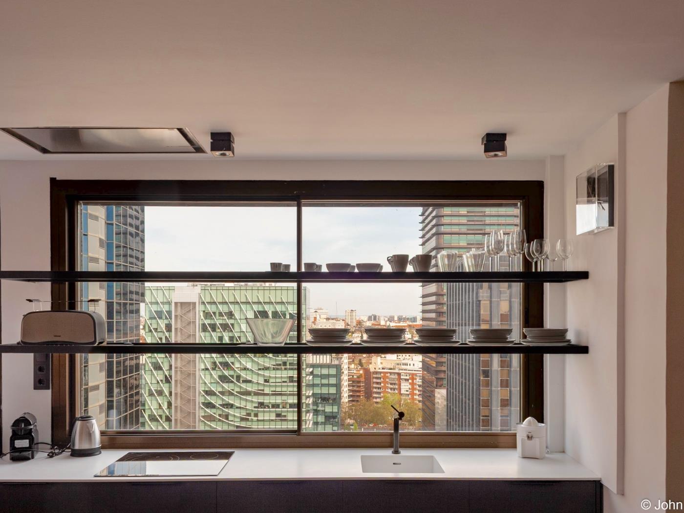 Chic Studio Loft with City Views & Rooftop Pool - My Space Madrid Apartments