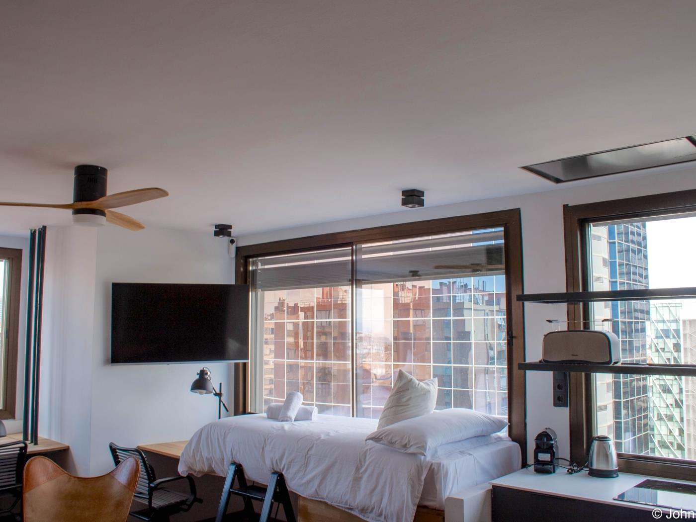 Chic Studio Loft with City Views & Rooftop Pool - My Space Madrid Apartments