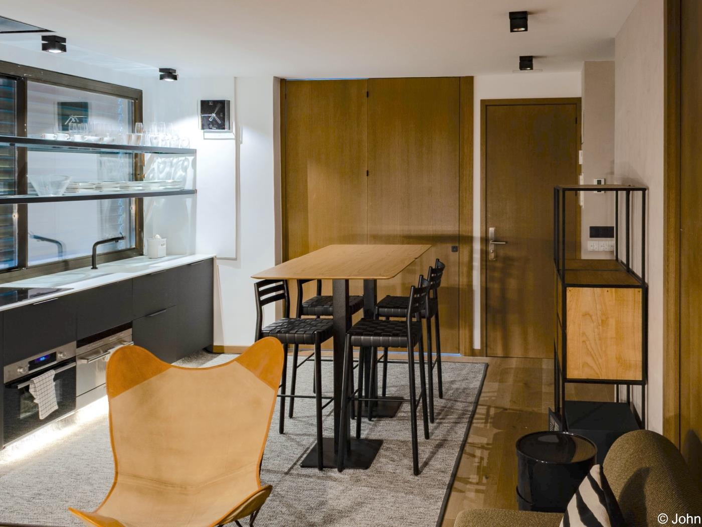 Chic Studio Loft with City Views & Rooftop Pool - My Space Madrid Apartments