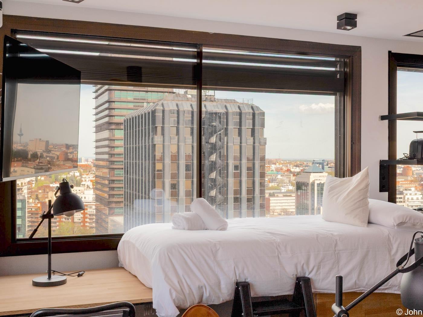 Chic Studio Loft with City Views & Rooftop Pool - My Space Madrid Apartments